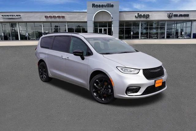 2026 Chrysler Pacifica Limited AWD's photo