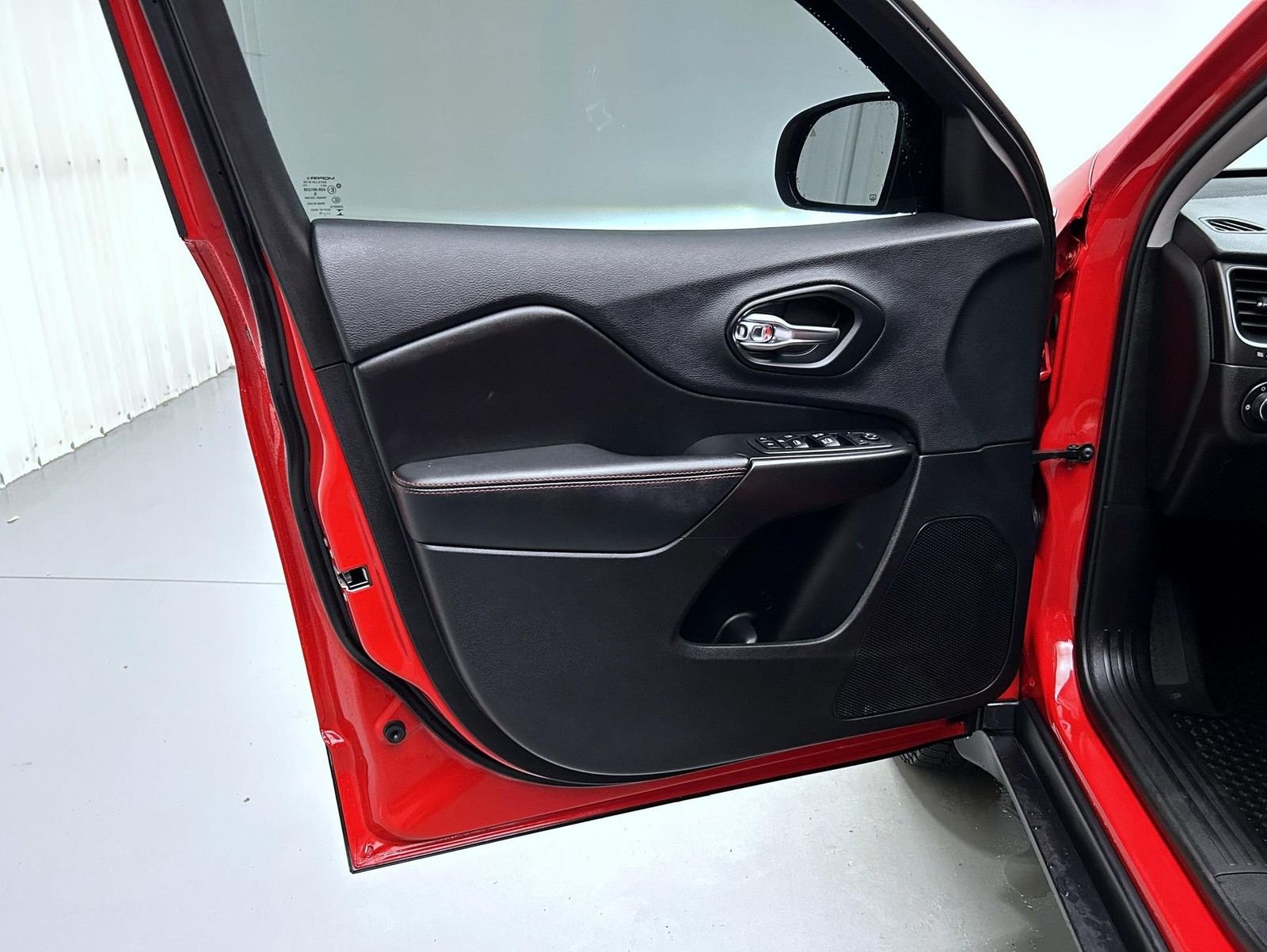 Used 2019 Red Jeep Trailhawk image 9