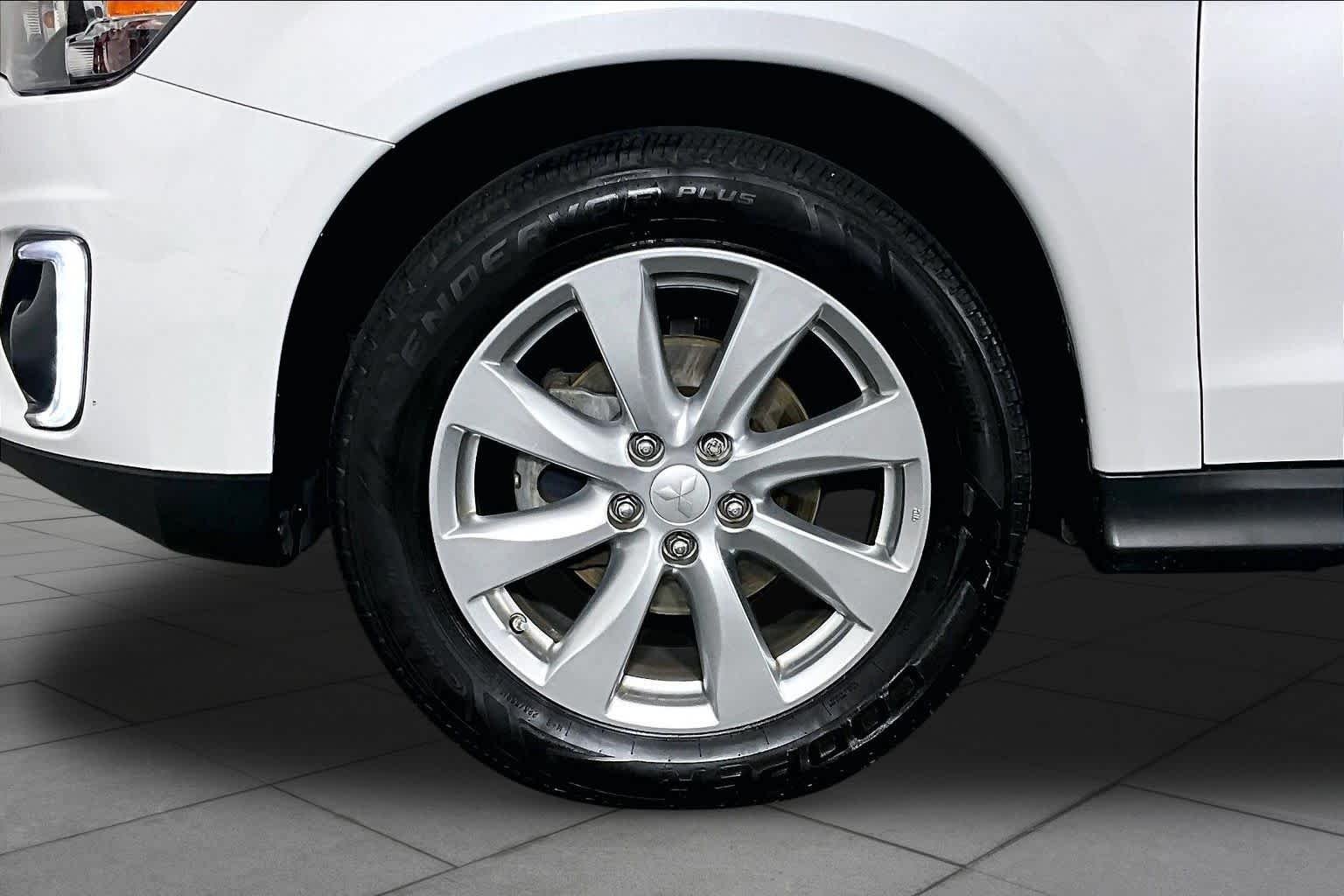 Used 2015 White Pearl Mitsubishi SE image 10