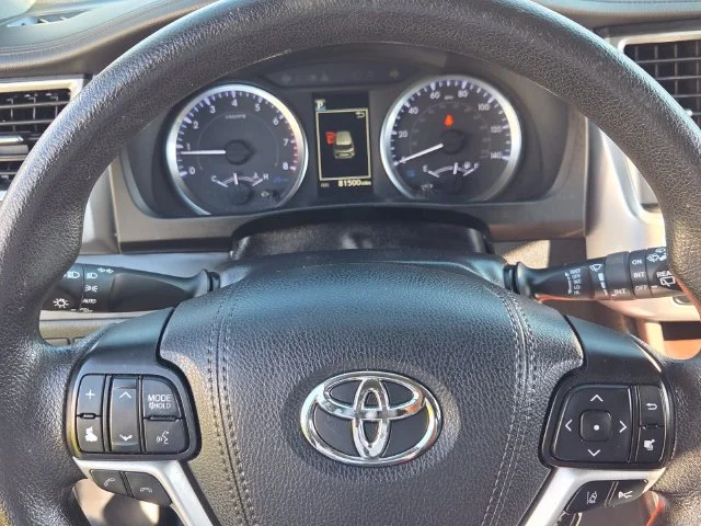Used 2019 White Toyota LE image 24