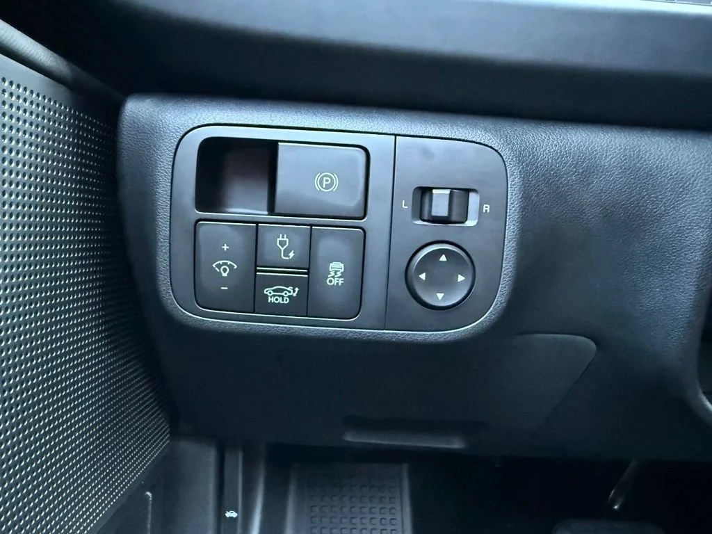Used 2024 Black Hyundai SE image 18