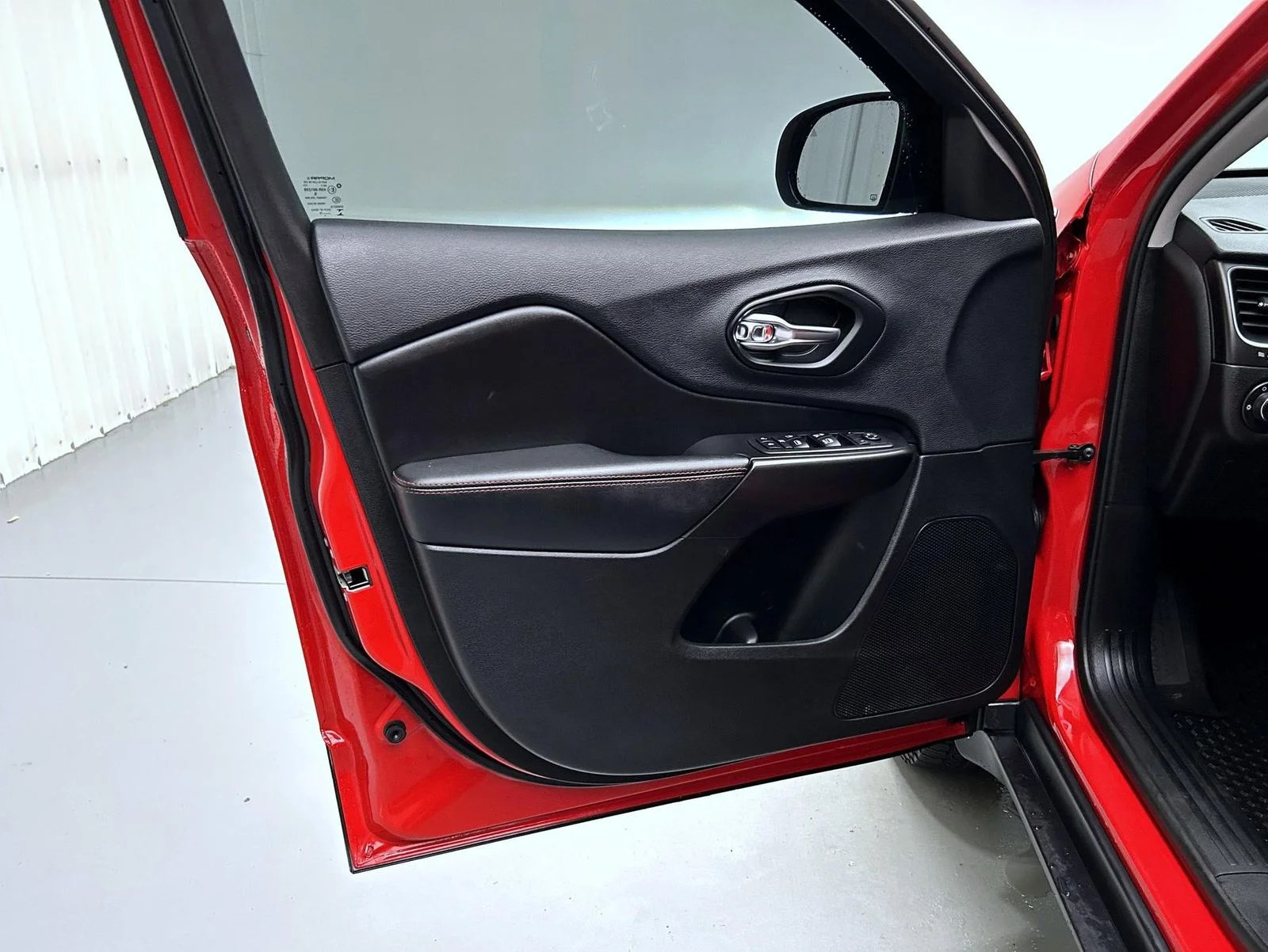 Used 2019 Red Jeep Trailhawk image 9