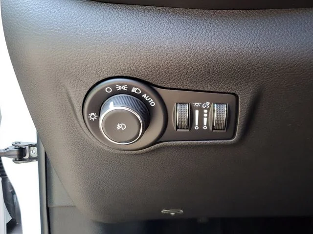 New 2026 Bright White Clear-Coat Exterior Paint Jeep Latitude image 18