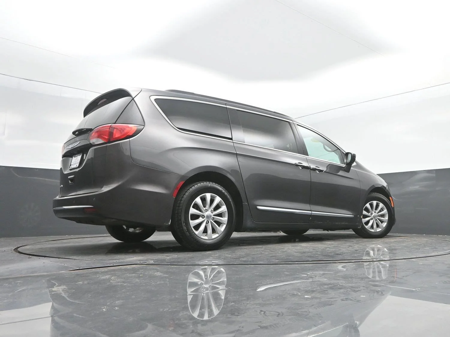 Used 2017 Granite Crystal Metallic Clearcoat Chrysler Touring-L image 31