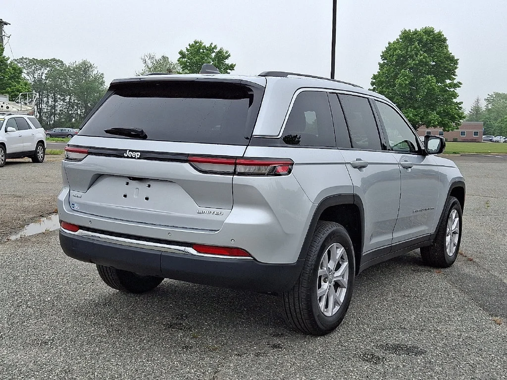 Used 2022 Silver Jeep Limited 4x4 image 11