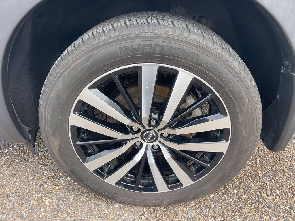 Used 2024 Gray Nissan Platinum image 10