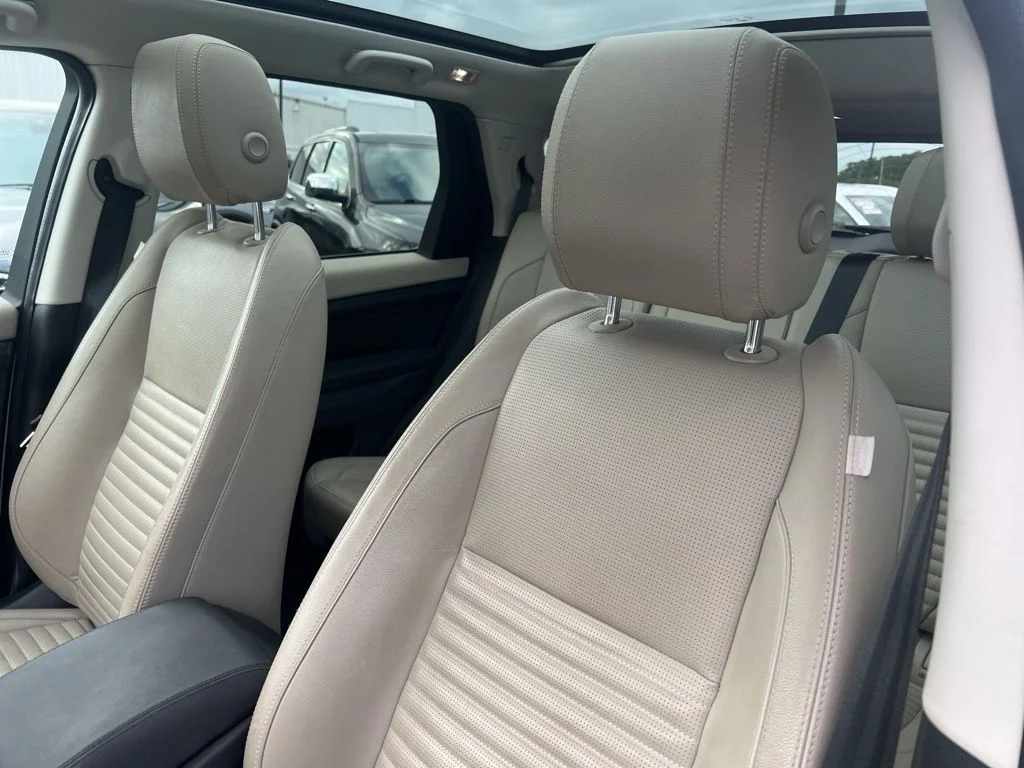 Used 2021 White Land Rover SE image 10