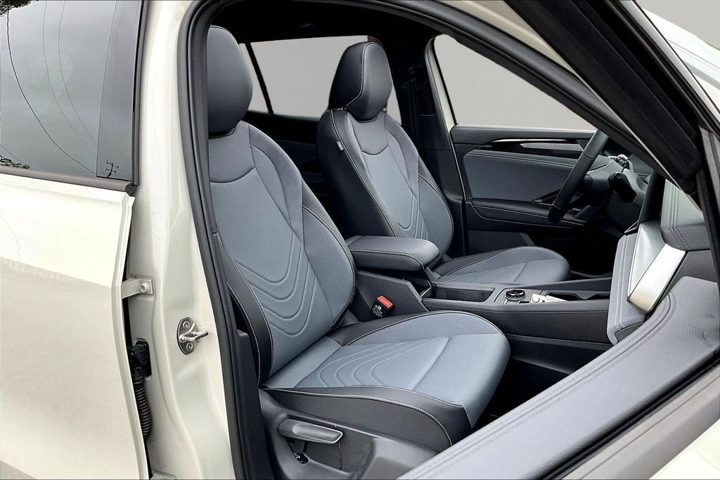 New 2026 Beige Volkswagen 2.0T SE R-Line Black image 31