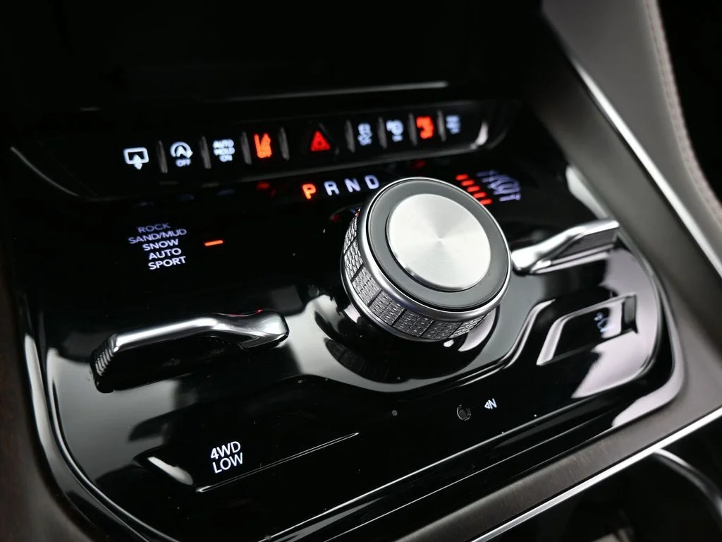Used 2024 Diamond Black Crystal Pearlcoat Jeep Base image 33