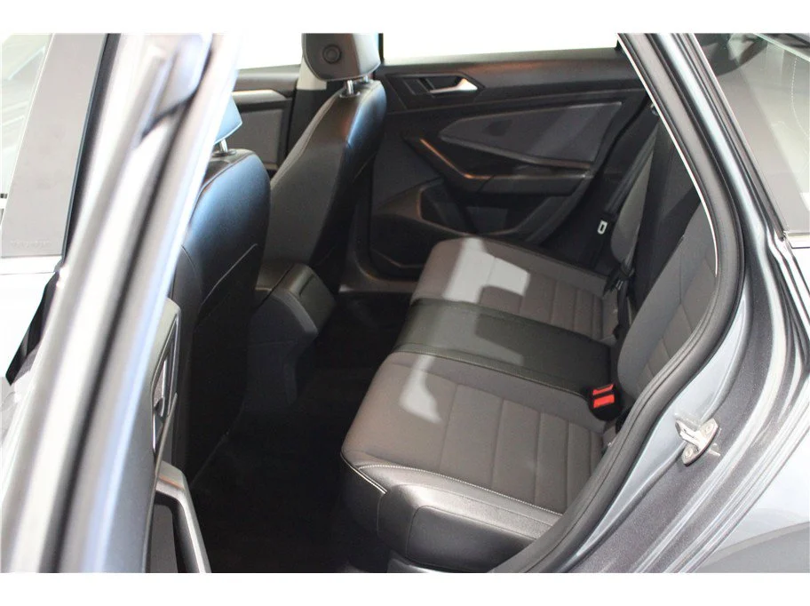 2025 Volkswagen Jetta SE - Photo 13
