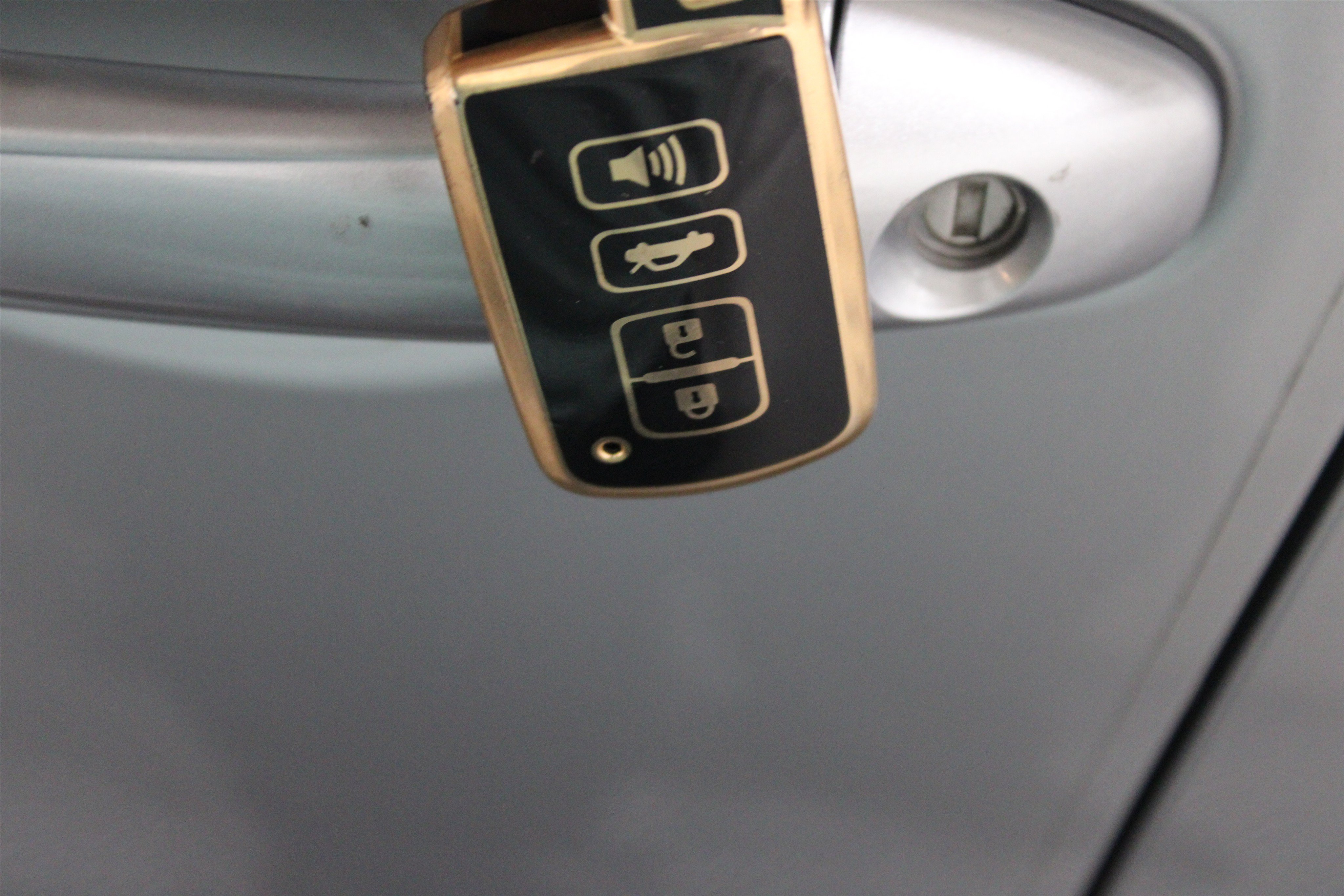 Used 2018 Silver Sky Metallic Toyota XLE image 19