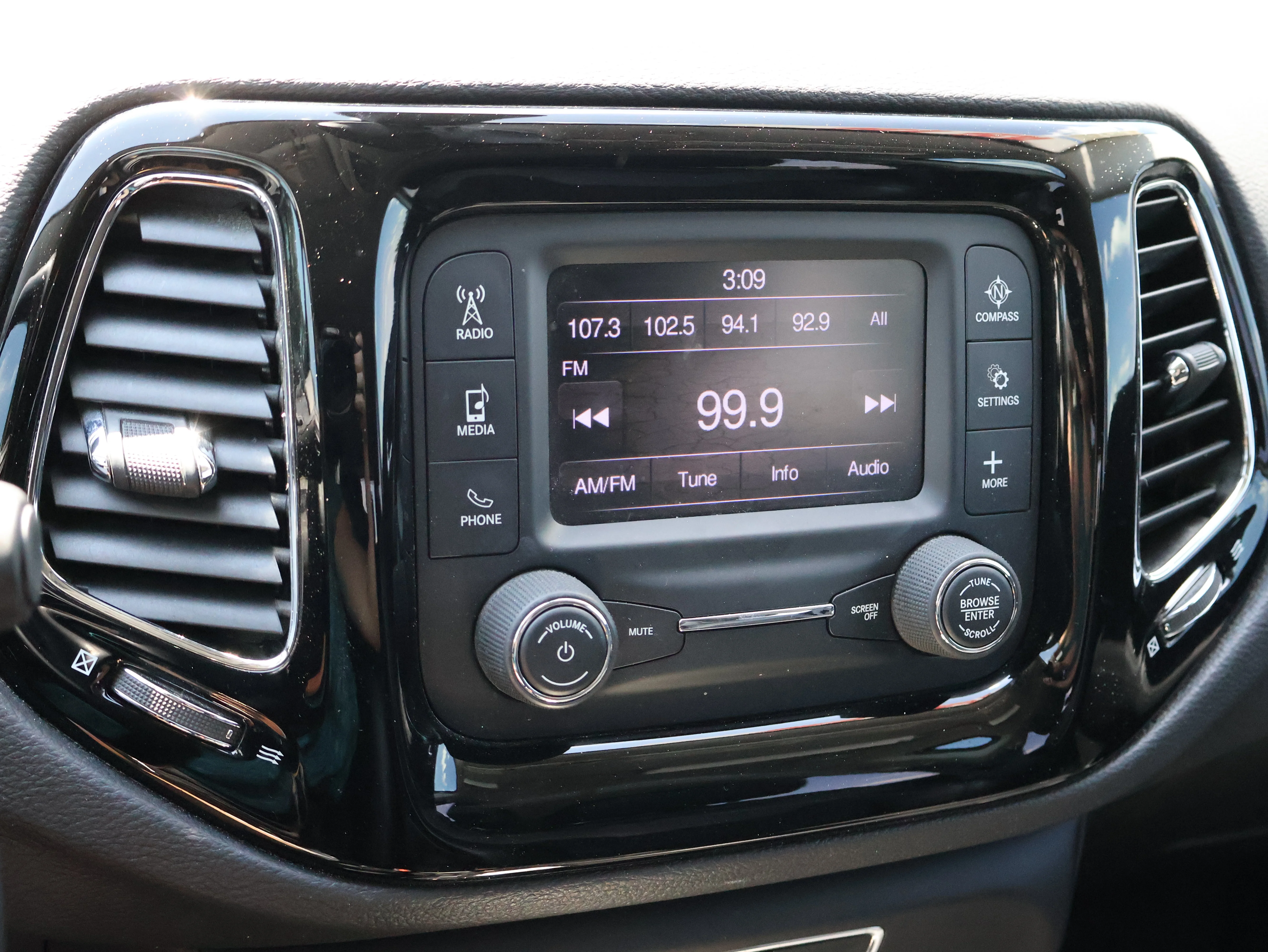 Used 2018 Granite Crystal Metallic Clearcoat Jeep Altitude image 30