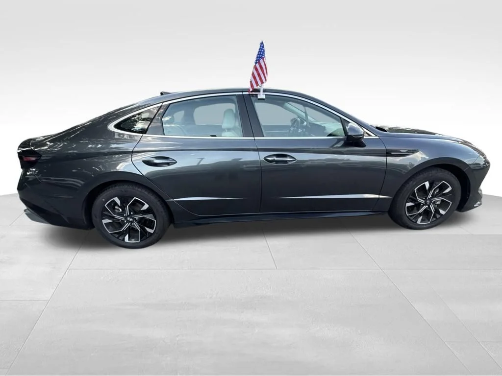 Used 2025 Gray Hyundai SEL image 8