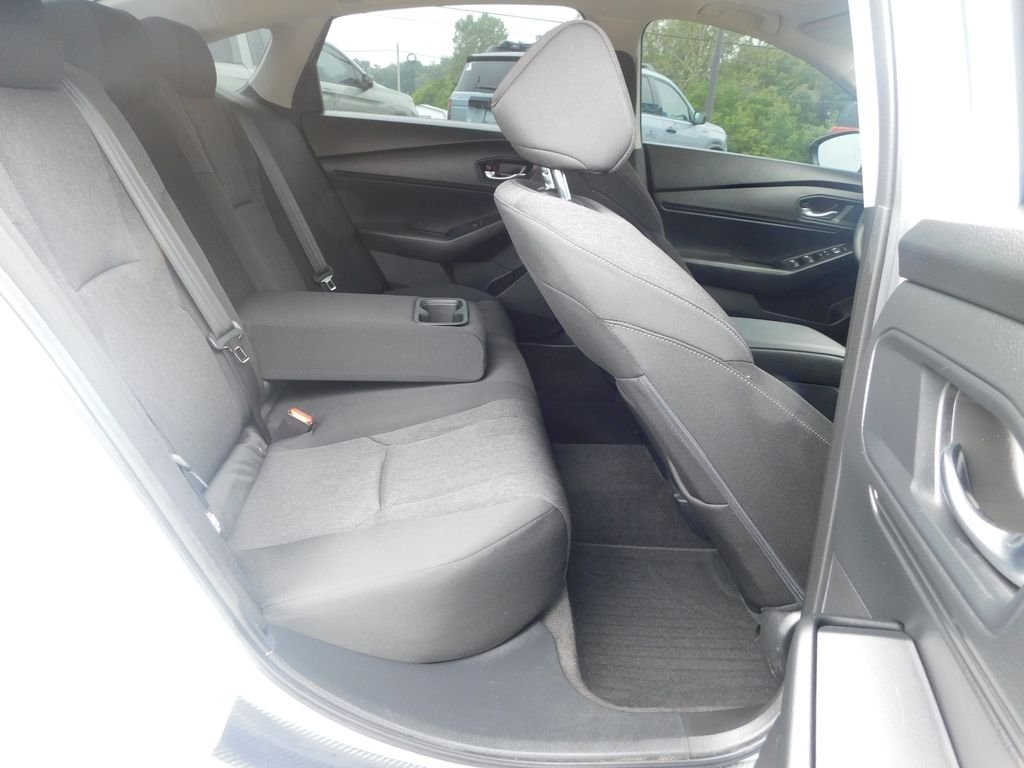 Used 2025 White Honda SE image 21
