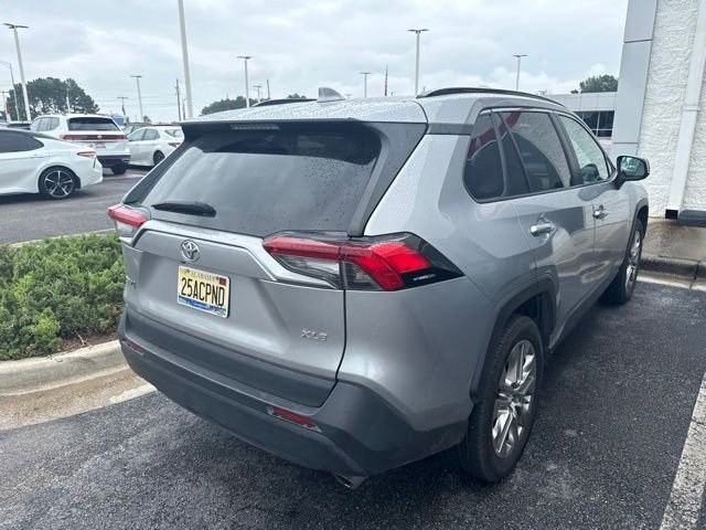 Used 2019 Silver Toyota XLE Premium image 7