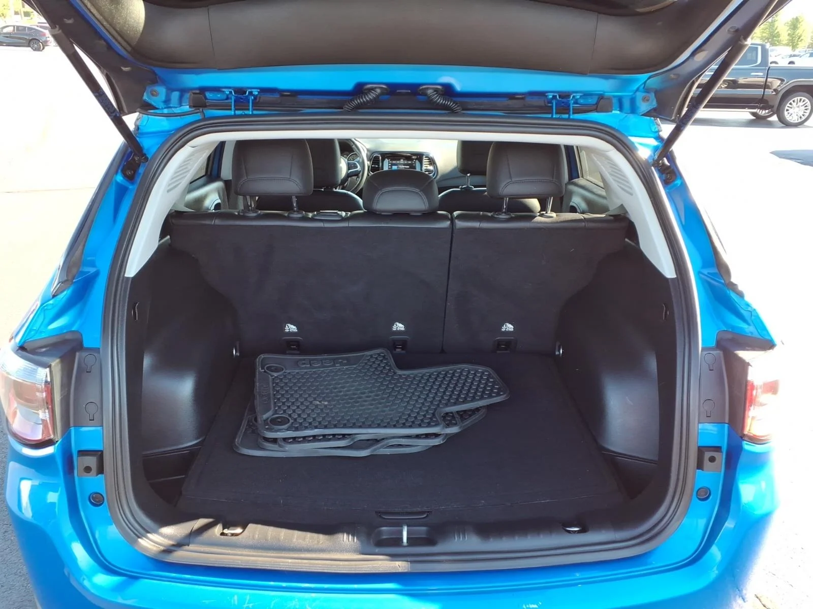 Used 2021 Blue Jeep Altitude image 10
