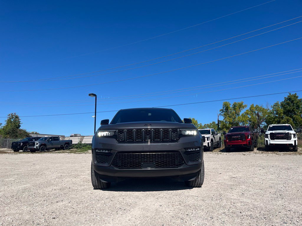 Used 2024 Gray Metallic Jeep Limited image 4
