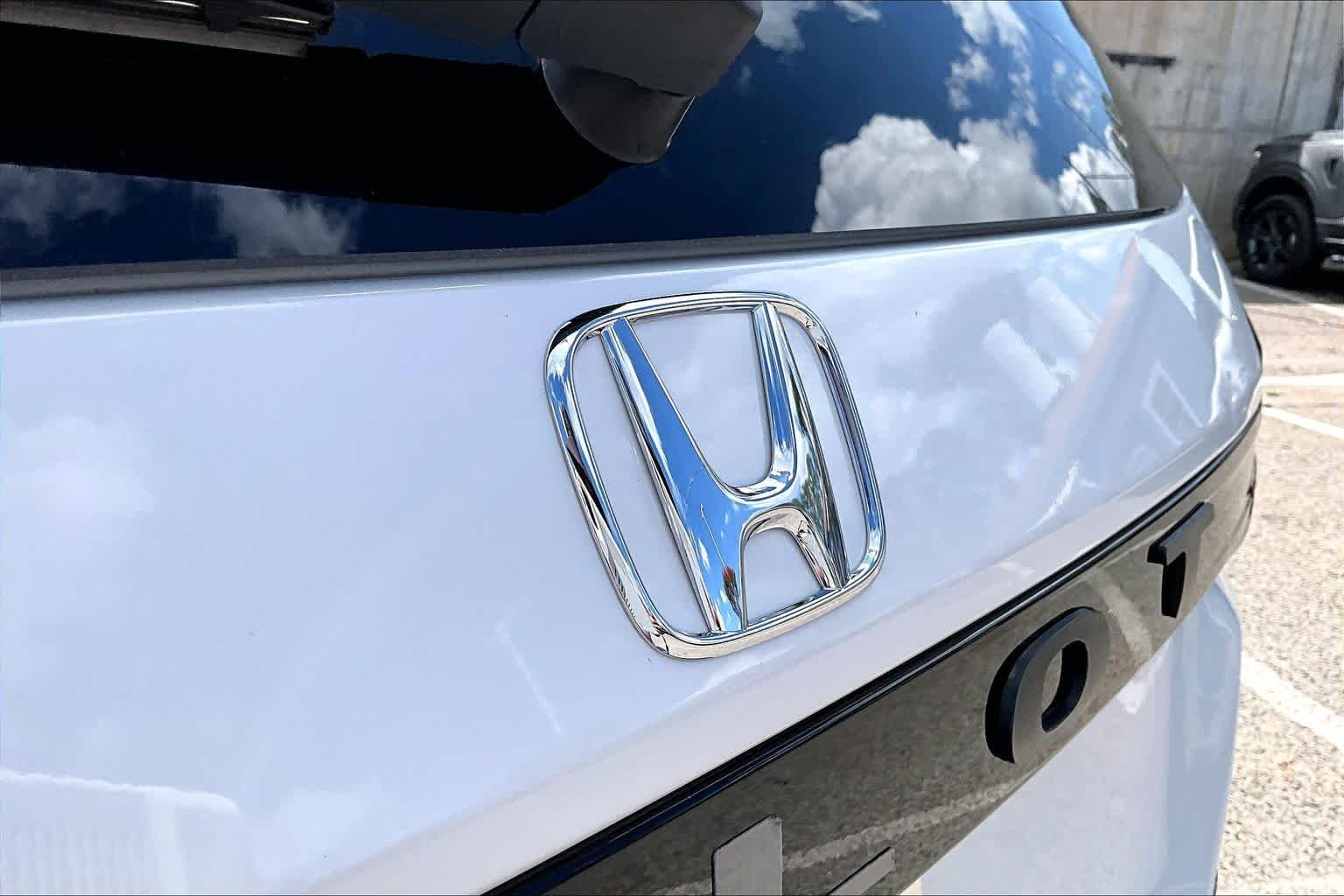 Used 2023 Platinum White Pearl Honda Touring image 31