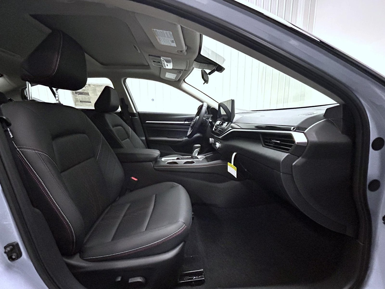 New 2026 Gray Sky Pearl / Super Black Two-tone Nissan 2.5 SR image 15