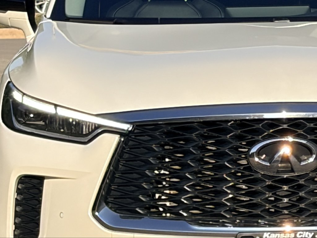 Used 2024 Majestic White INFINITI LUXE image 20