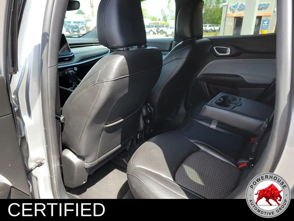Used 2024  Jeep Latitude image 14