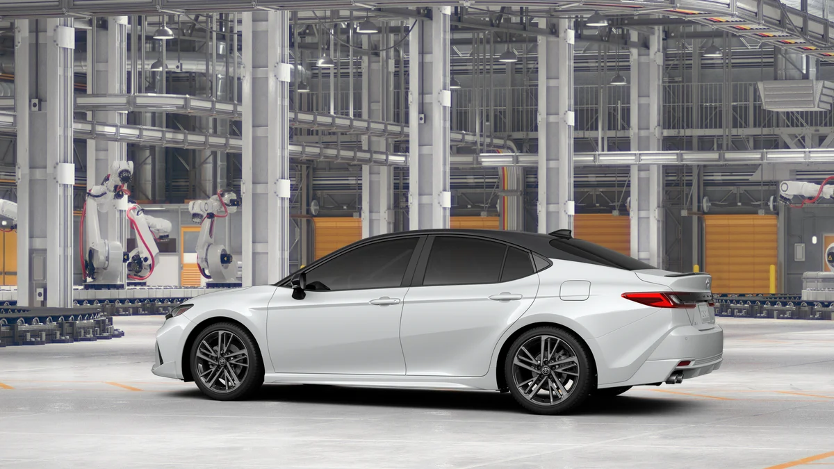 New 2026 Wind Chill Pearl with Midnight Black Metallic roof Toyota XSE image 5