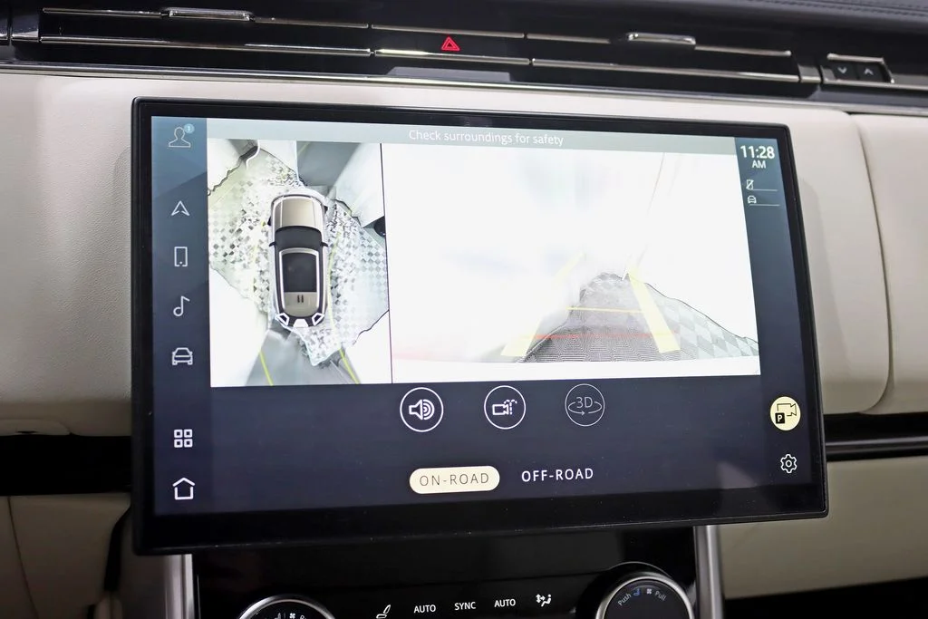Used 2023 White Land Rover SE image 17