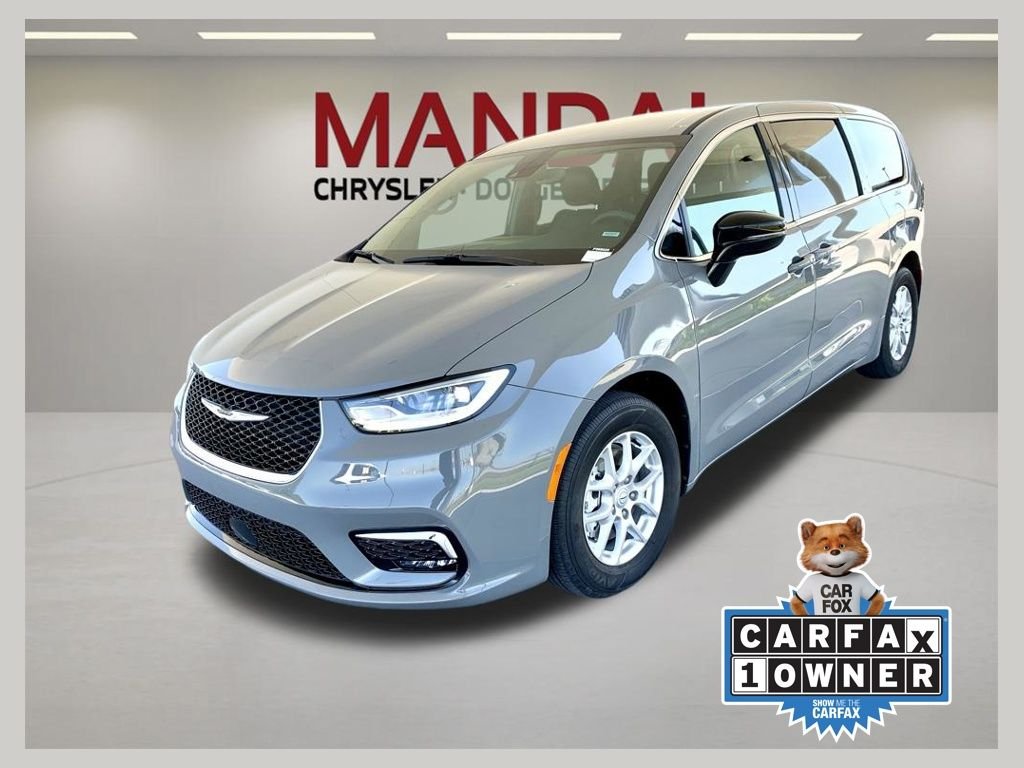 2025 Chrysler Pacifica Select's photo
