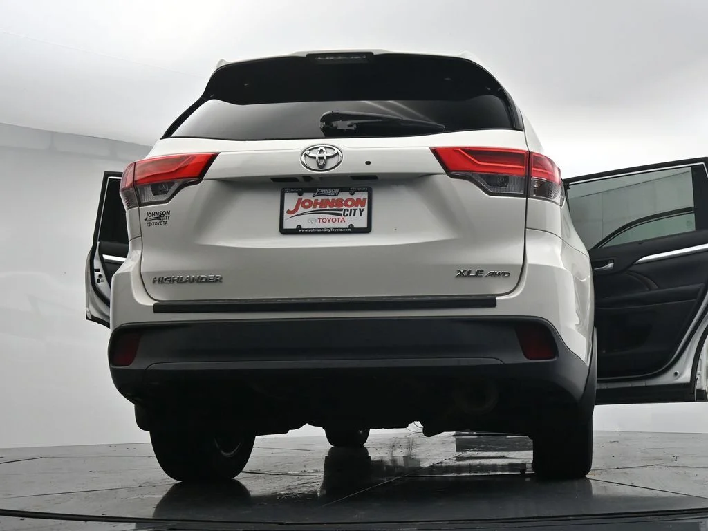 Used 2018 White Toyota XLE image 44
