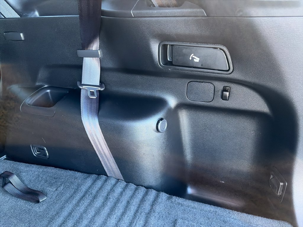 Used 2022 Silver Mitsubishi SE image 42