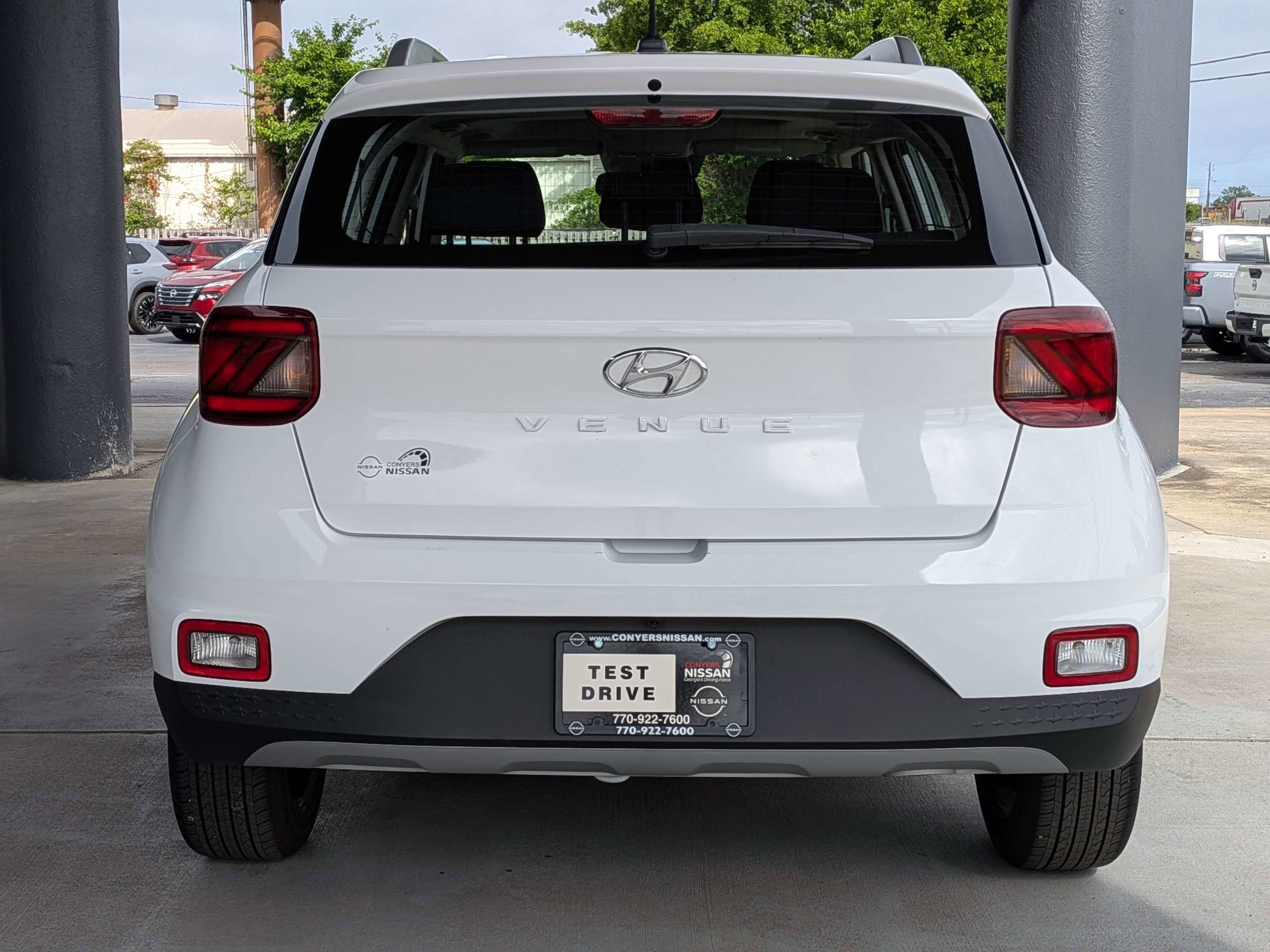 Used 2025 White Hyundai SEL image 4