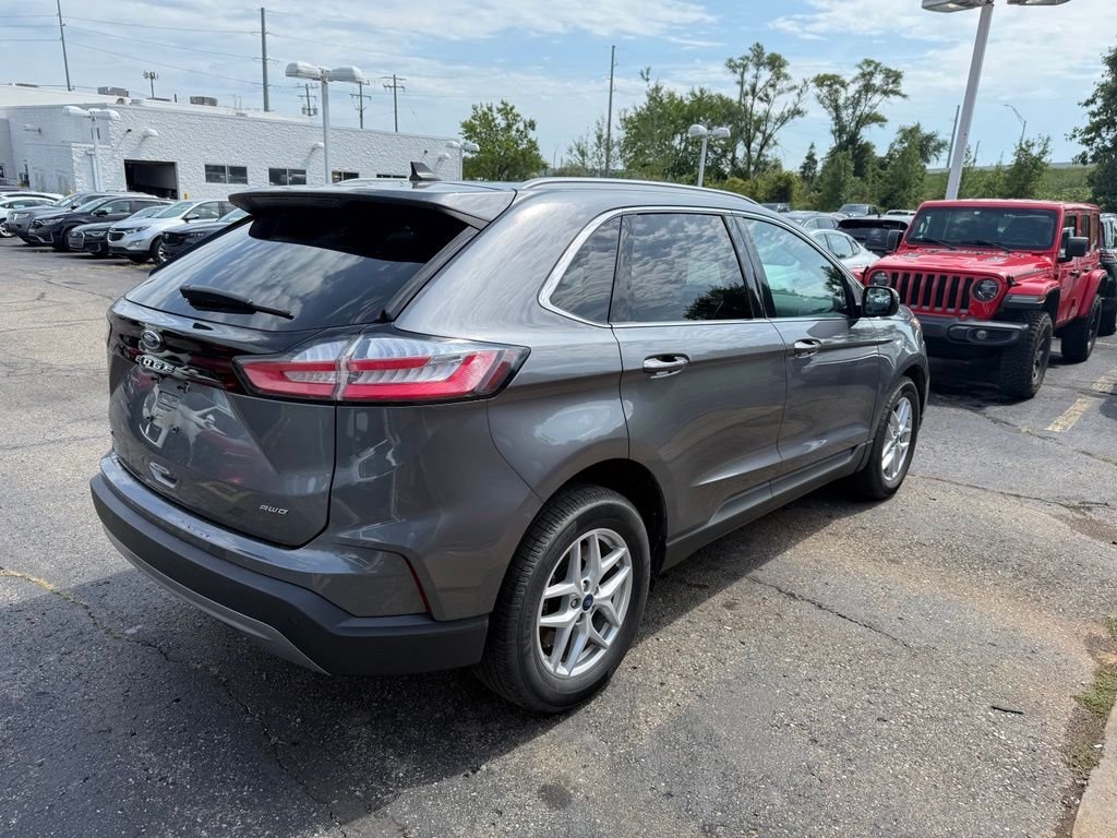 Used 2021 Gray Ford SEL image 3