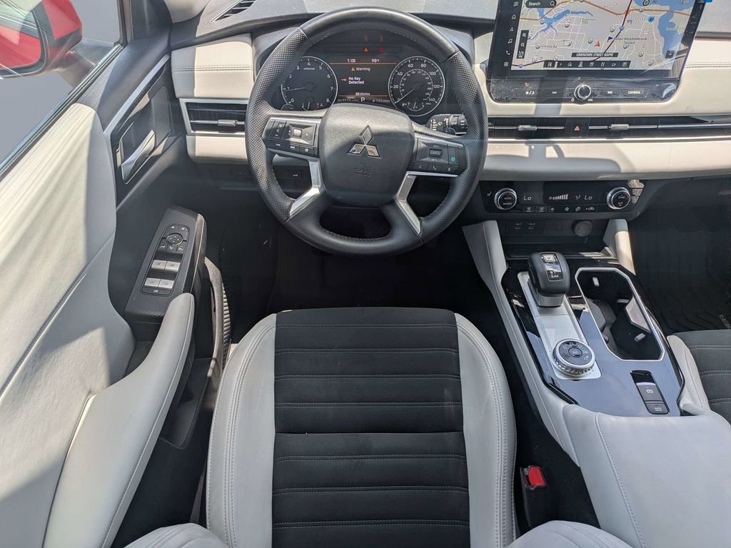 Used 2025  Mitsubishi SE image 17