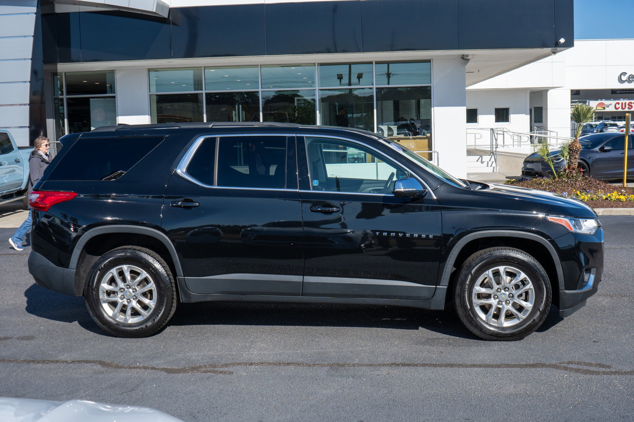Used 2019 Chevrolet Traverse 1LT with VIN 1GNERGKW3KJ163591 for sale in Conway, SC