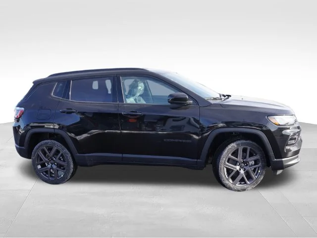 New 2026 Diamond Black Crystal Pearl-Coat Exterior Paint Jeep Limited image 2