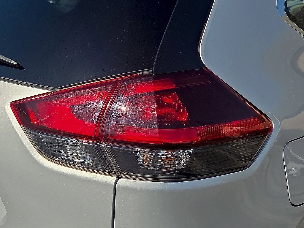 Used 2019 Silver Nissan SL image 9
