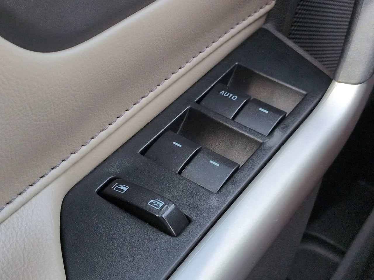 Used 2013 White Suede Ford SEL image 23