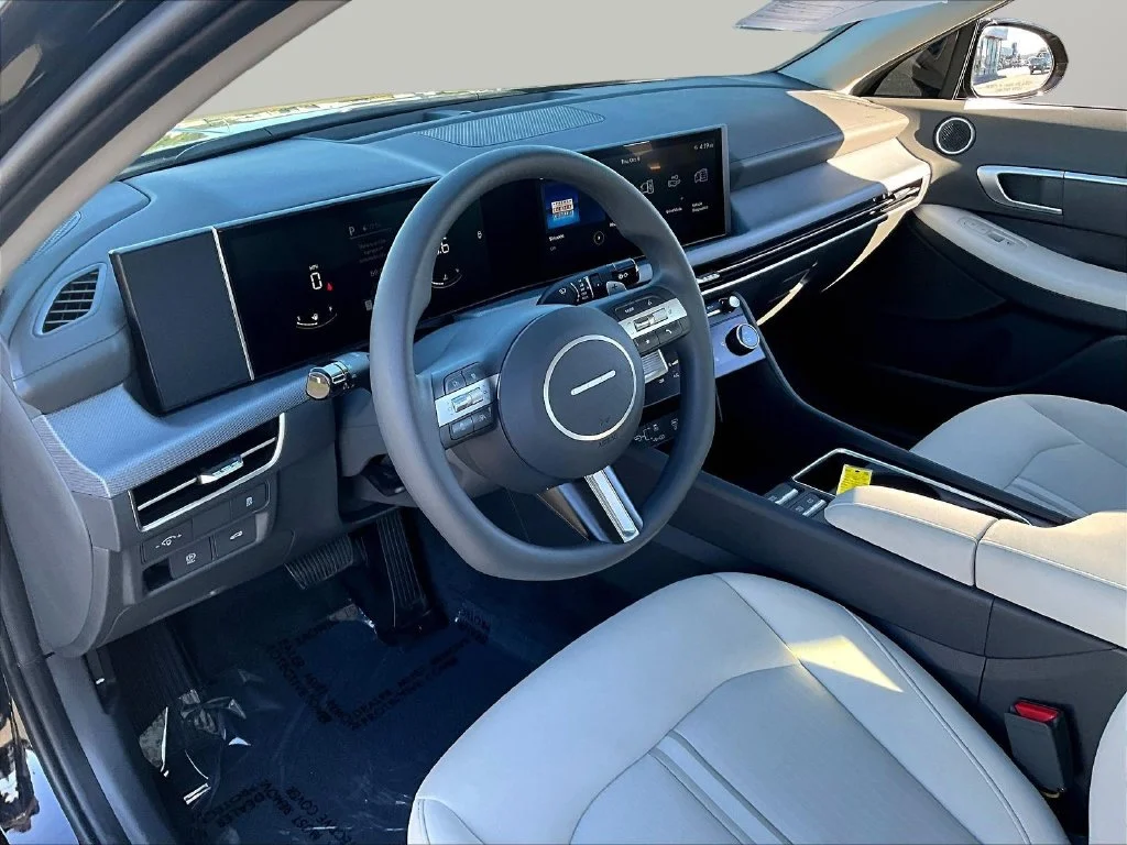Used 2025 Black Hyundai SEL image 19