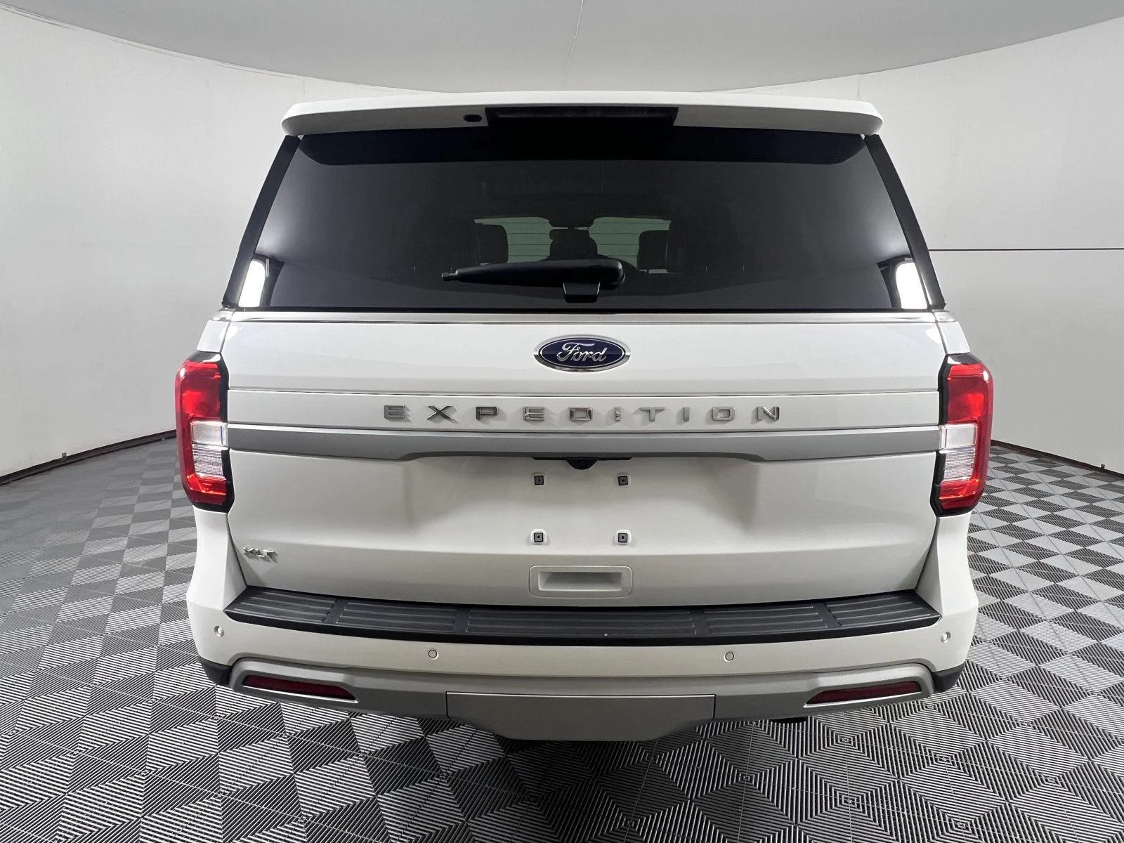 Used 2023 Star White Metallic Tri-Coat Ford XLT image 11