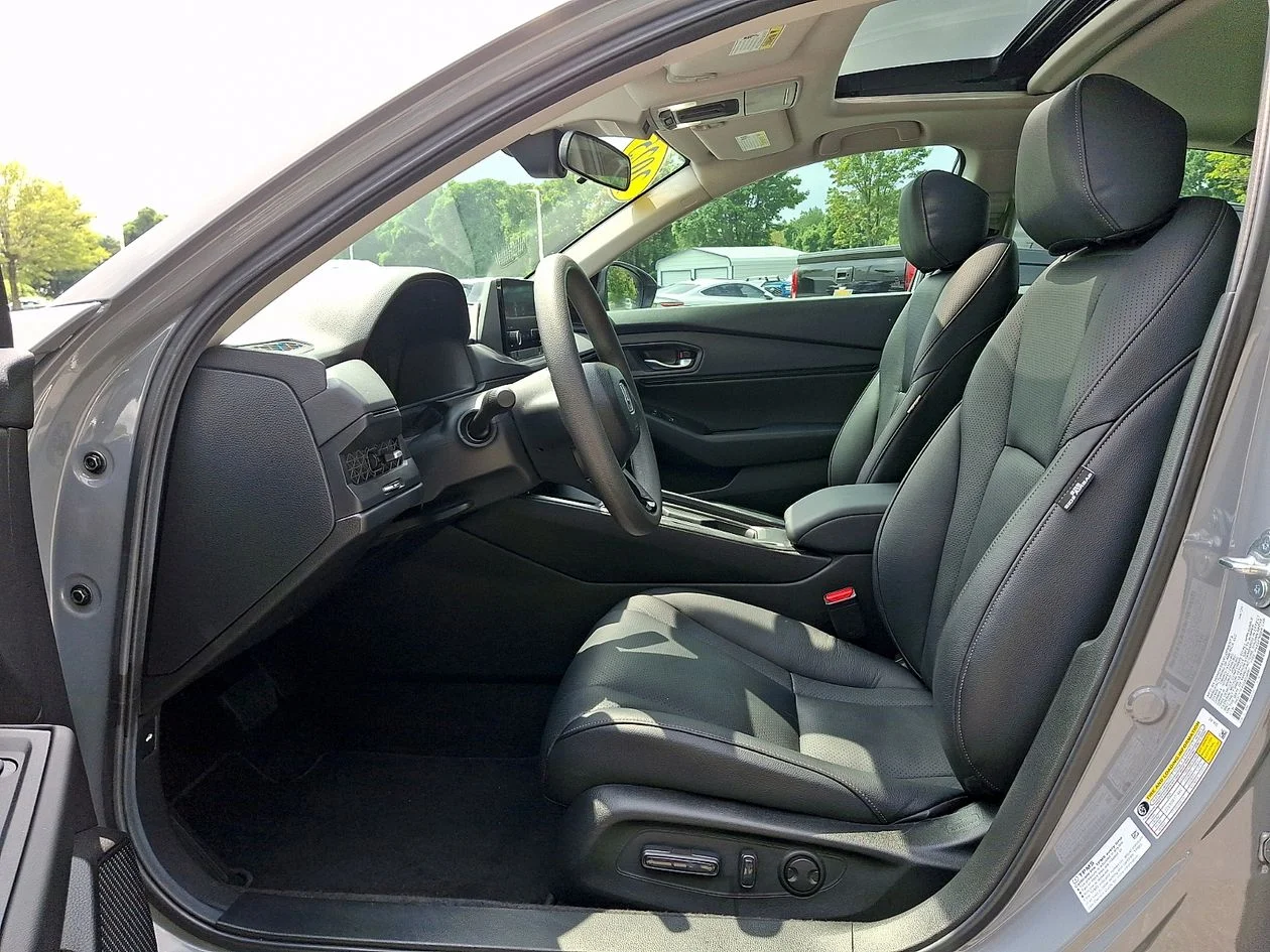 Used 2025  Honda SE image 13