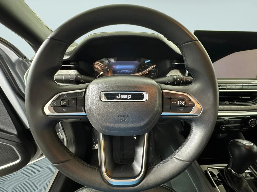 Used 2024 Silver Jeep Latitude image 27