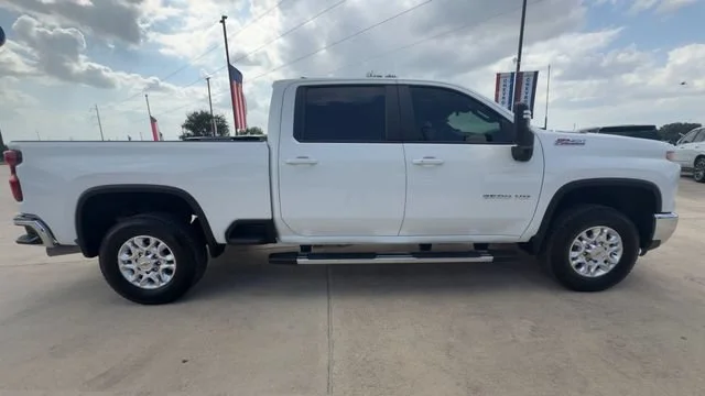 Used 2024 Summit White Chevrolet LT image 9