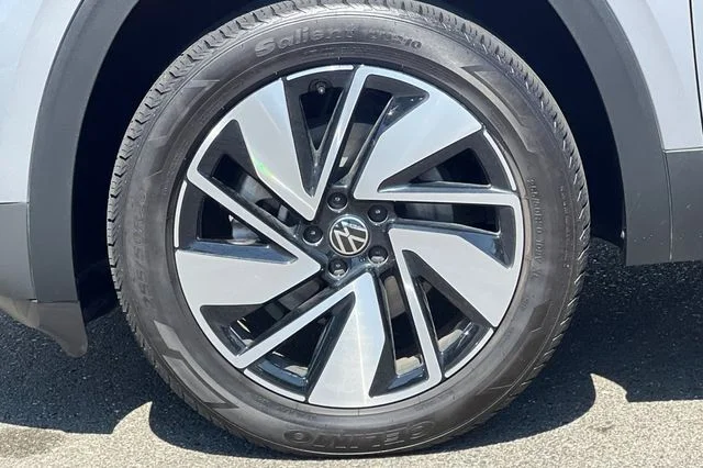Used 2024  Volkswagen 2.0T SE w/Technology image 33