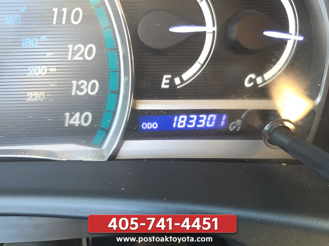 Used 2013 Gold Toyota LE image 21