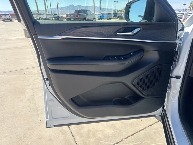 New 2026 Bright White Clear-Coat Exterior Paint Jeep Altitude image 19