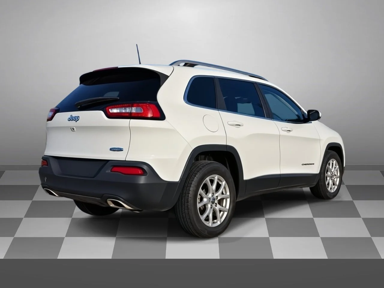 Used 2016 Bright White Jeep Latitude FWD image 5
