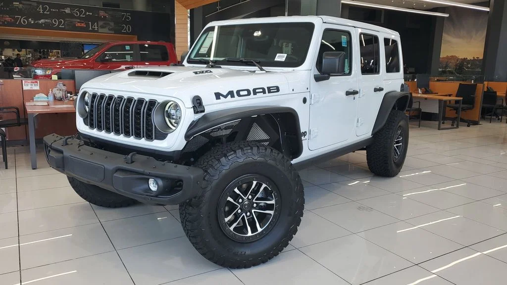 New 2026 Bright White Clear-Coat Exterior Paint Jeep Moab 392 image 33