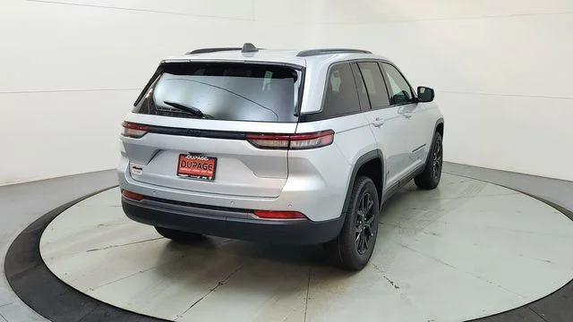 New 2026 Silver Zynith Exterior Paint Jeep Laredo Altitude image 9
