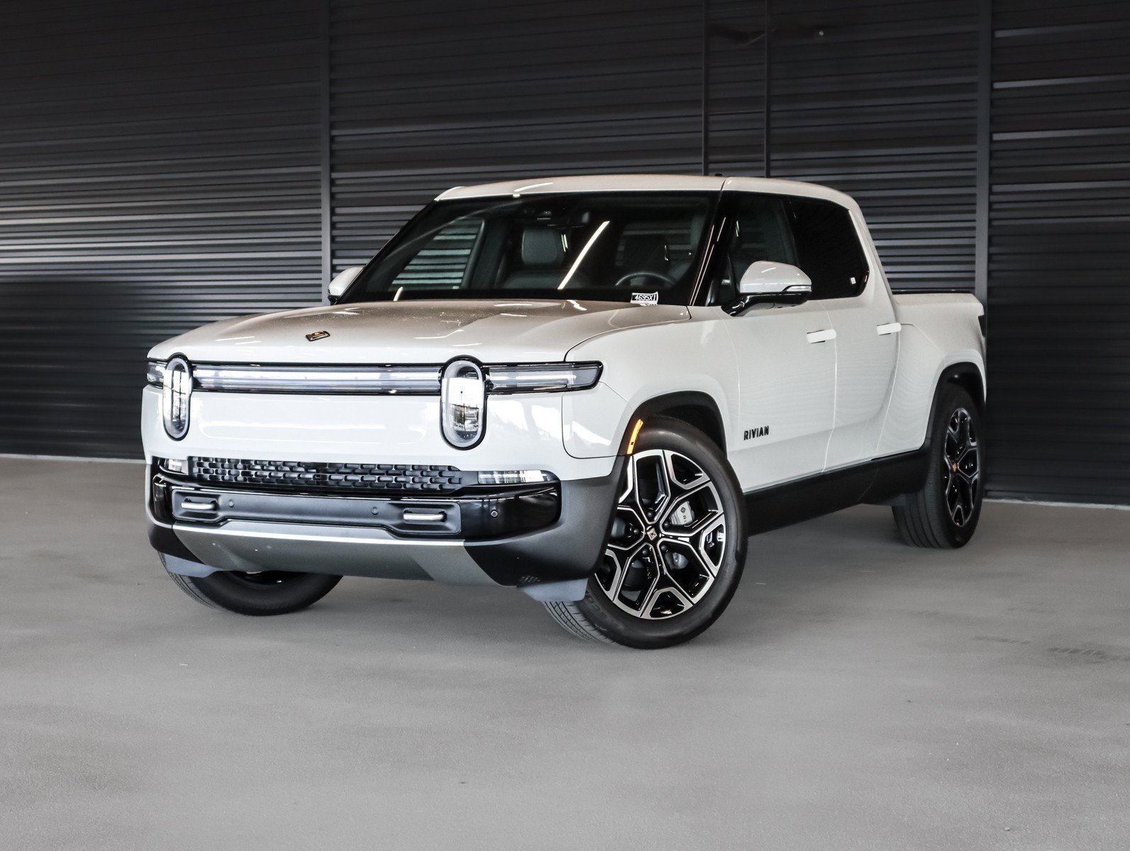2025 Rivian R1T's photo