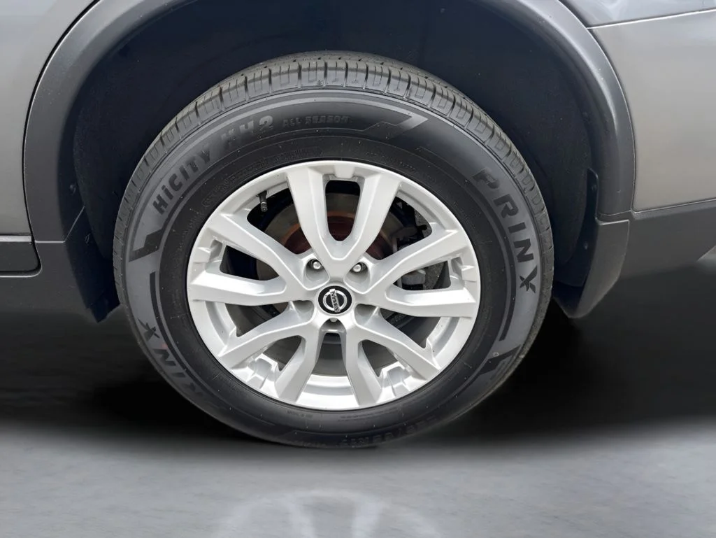 Used 2018 Gray Nissan SV image 32